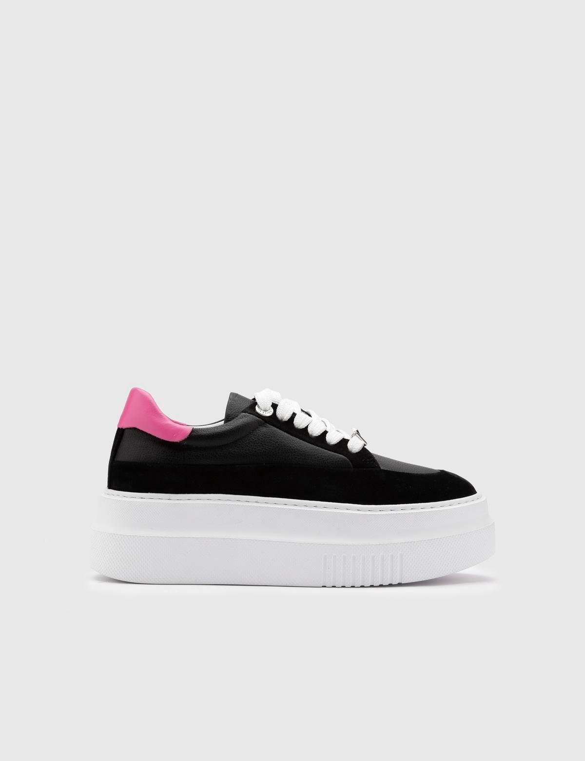 Elke Damen Sneaker aus schwarzem Leder